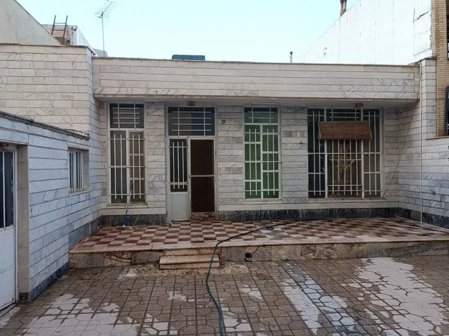 سرمایهگذاری روی ملک ۲۵۰ متری مناسب برای نوسازی|فروش زمین و ملک کلنگی|شیراز, فرگاز|دیوار