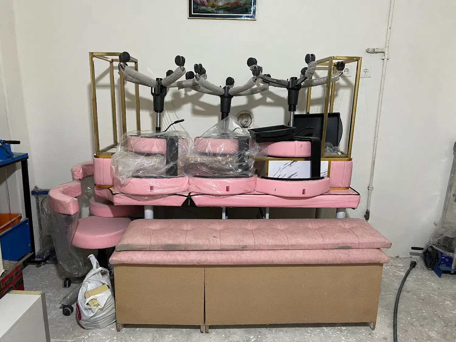 صندلی و تخت سالن|آرایشگاه و سالن‌های زیبایی|شاهرود, |دیوار