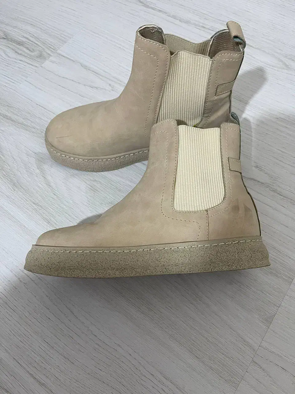 بوت دخترانه|کیف، کفش، کمربند|میانه, |دیوار