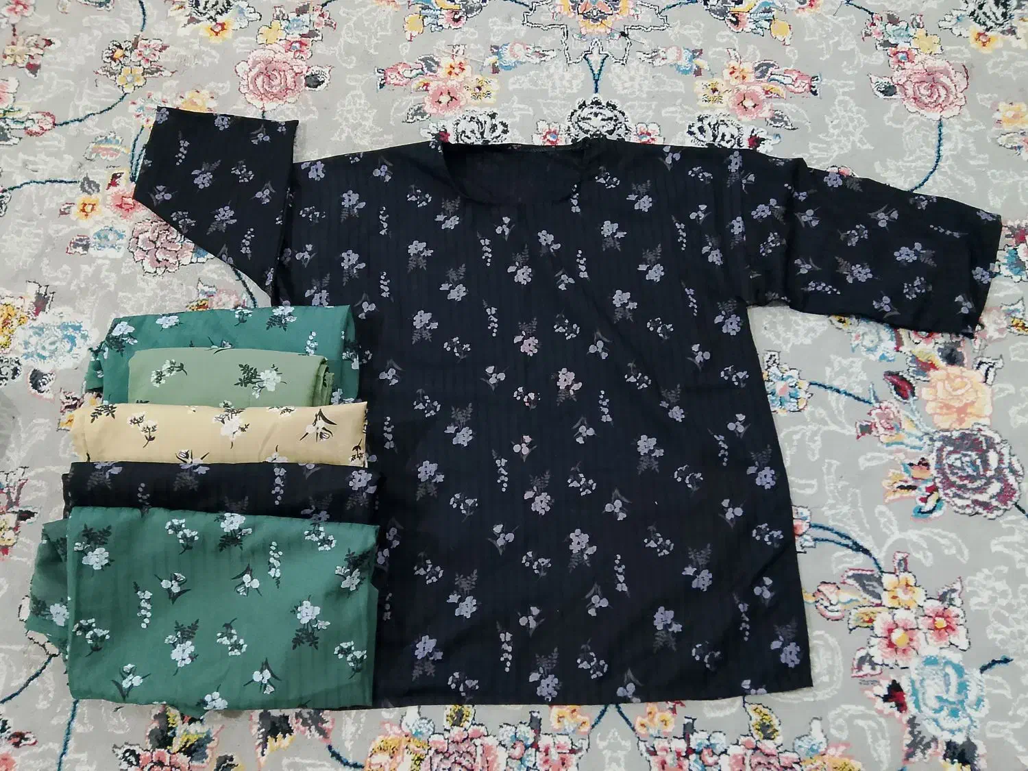 تعدادی لباس نو|لباس|زابل, |دیوار