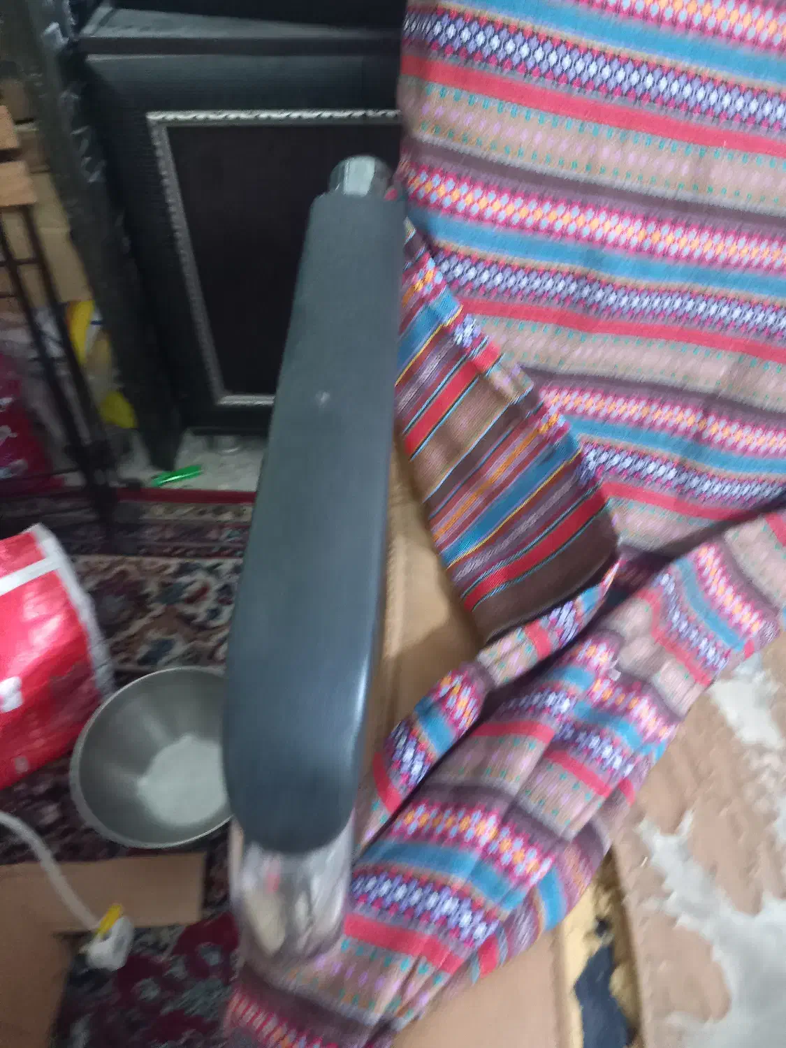 صندلی چرخدار فقط روکش نیاز ب تعویض داره. بدنه سالم|صندلی و نیمکت|اندیمشک, |دیوار