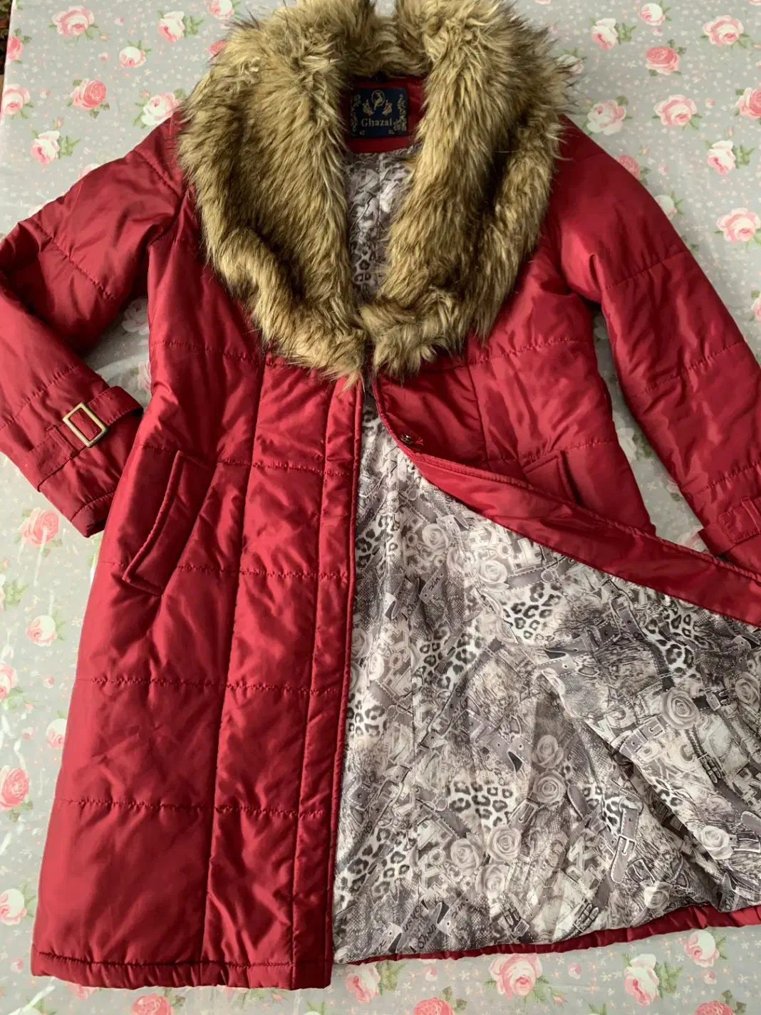 کاپشن زرشکی|لباس|ساری, |دیوار