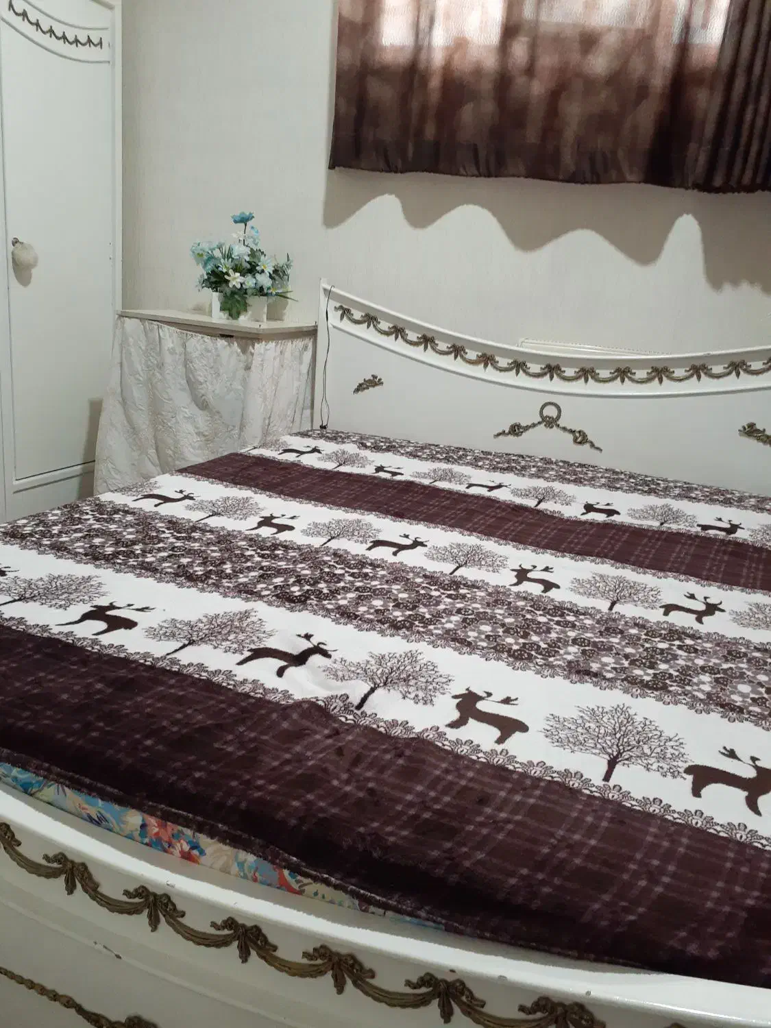 تخت چوبی سفید با تشک|تشک تختخواب|شاهین‌شهر, خانه کارگر|دیوار