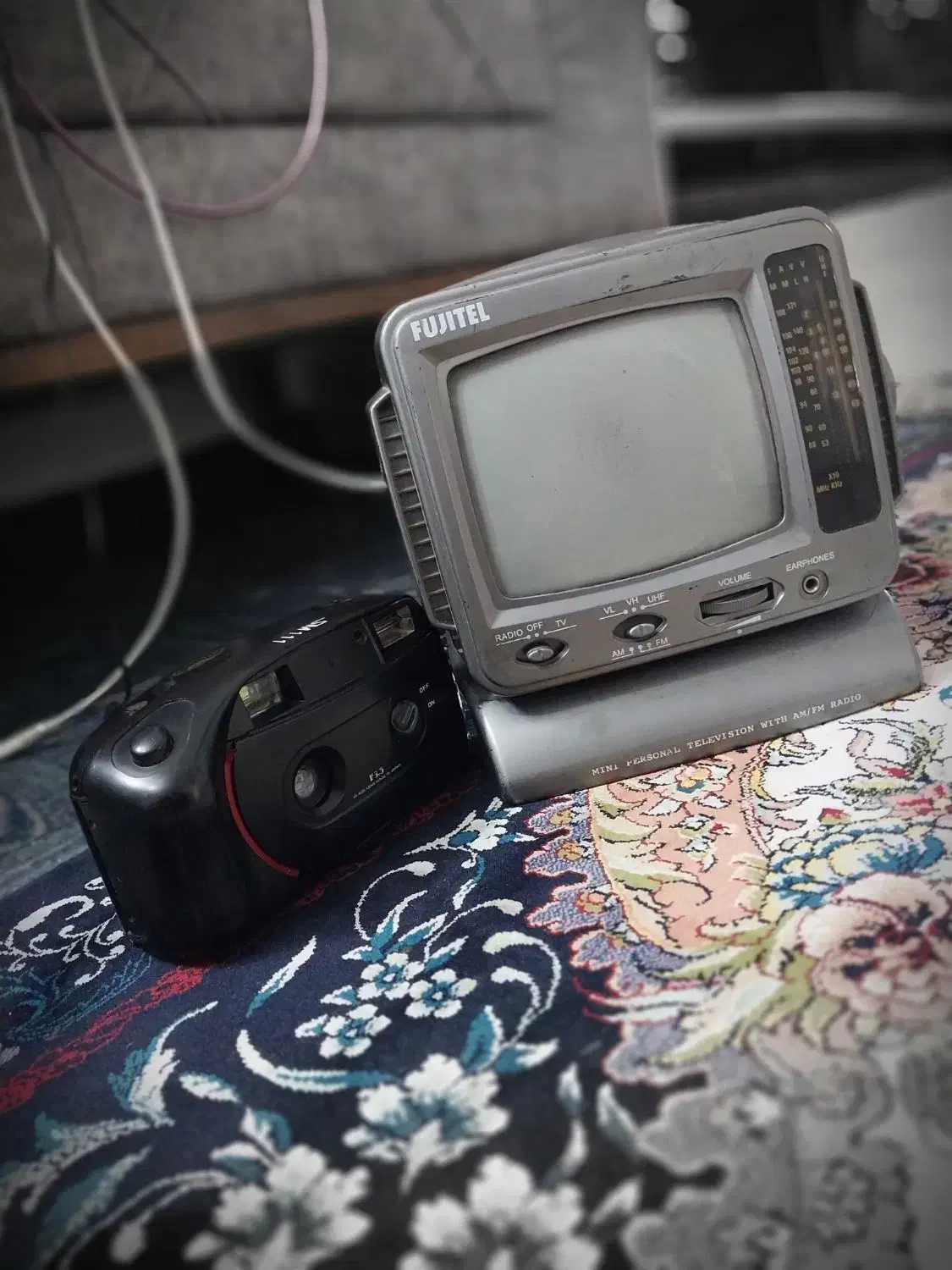 یک عدد تلویزیون عتیقه و دوربین عکاسی|تلویزیون و پروژکتور|گرگان, |دیوار