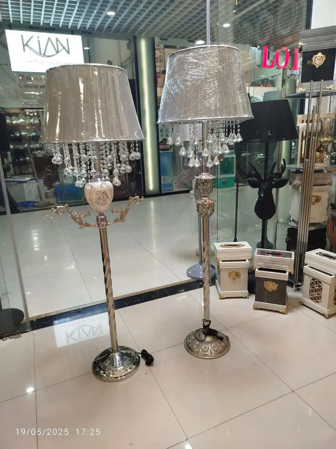 انواع اباژور کنار سالنی دربازار اطلس|چراغ خواب و آباژور|مشهد, کوشش|دیوار