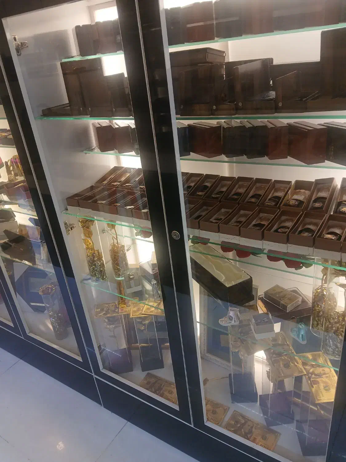 ویترین سه تیکه نو کشو دار|فروشگاه و مغازه|قم, ارم|دیوار