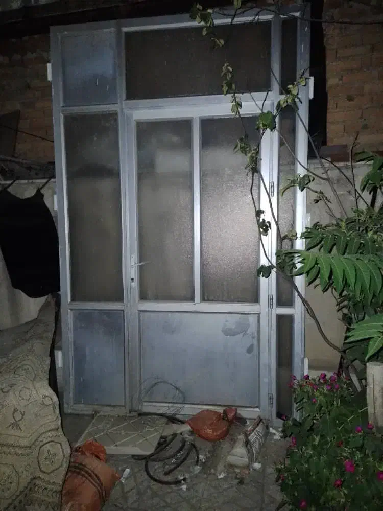 درب بزرگ تمام آلومینیومی قدیمی سنگین سالم و با قفل|مصالح و تجهیزات ساختمان|تهران, شمیراننو|دیوار