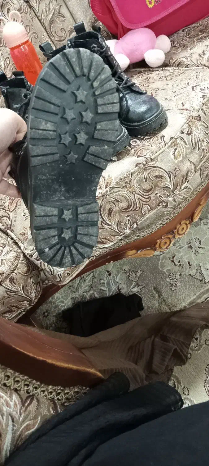 پوتین|کیف، کفش، کمربند|فومن, |دیوار