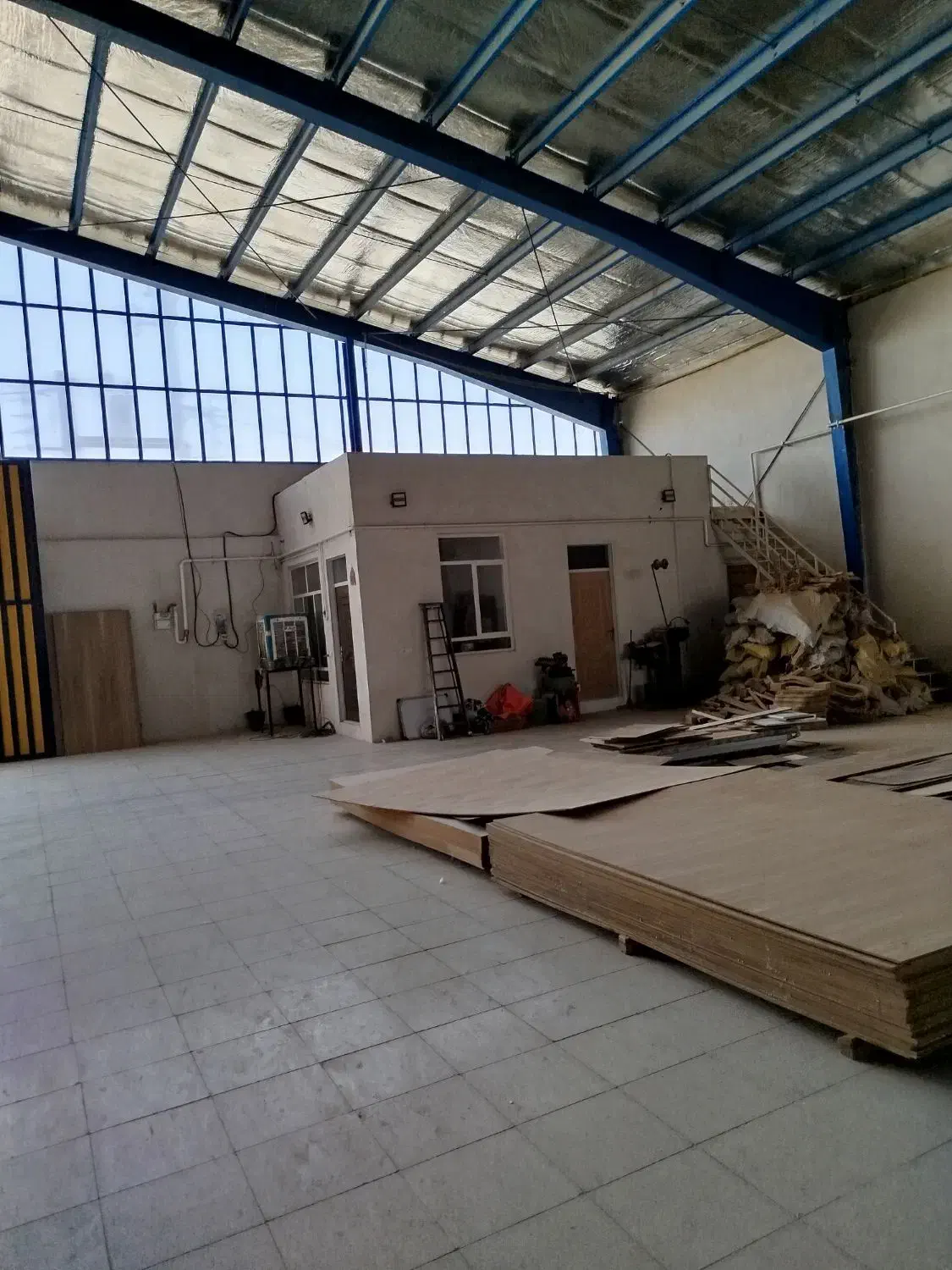 استخدام کارگر ساده یا نیمه ماهر نقاش|استخدام صنعتی، فنی، مهندسی|یزد, |دیوار