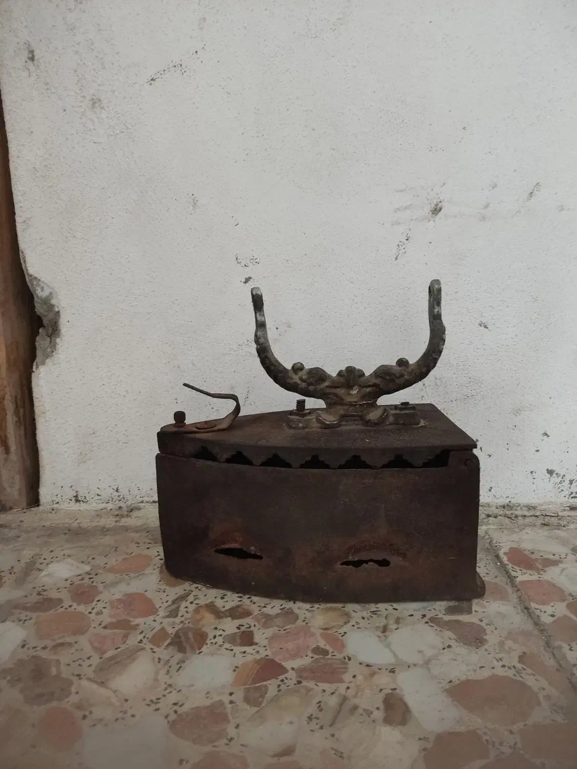 اتو ذغالی 100 ساله|کلکسیون اشیاء عتیقه|چالوس, |دیوار