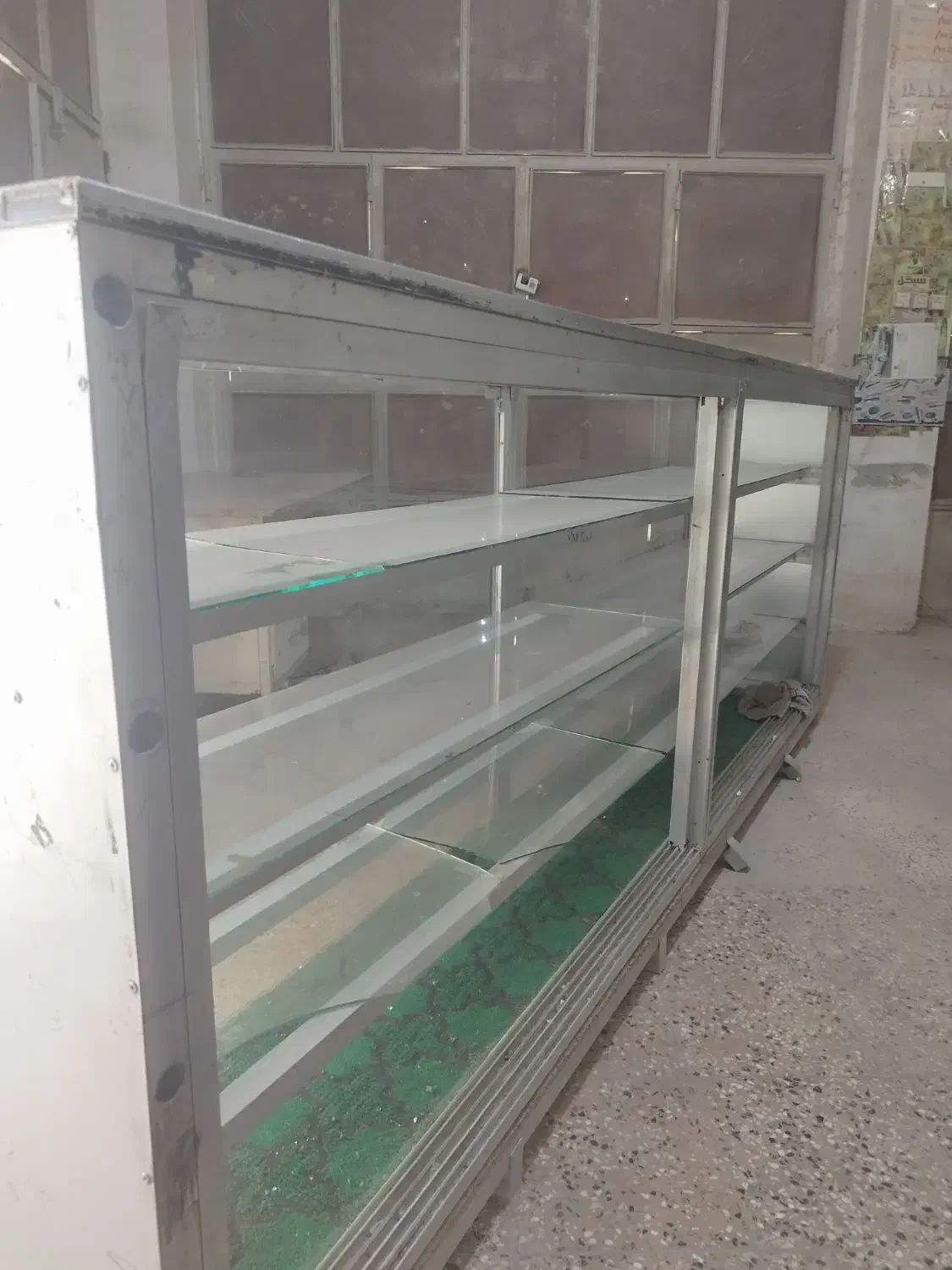 ویترین آلومینیومی جنس محکم در ابعاد تقریبی ۲/۸۰*50|بوفه، ویترین، کنسول|سراوان, |دیوار