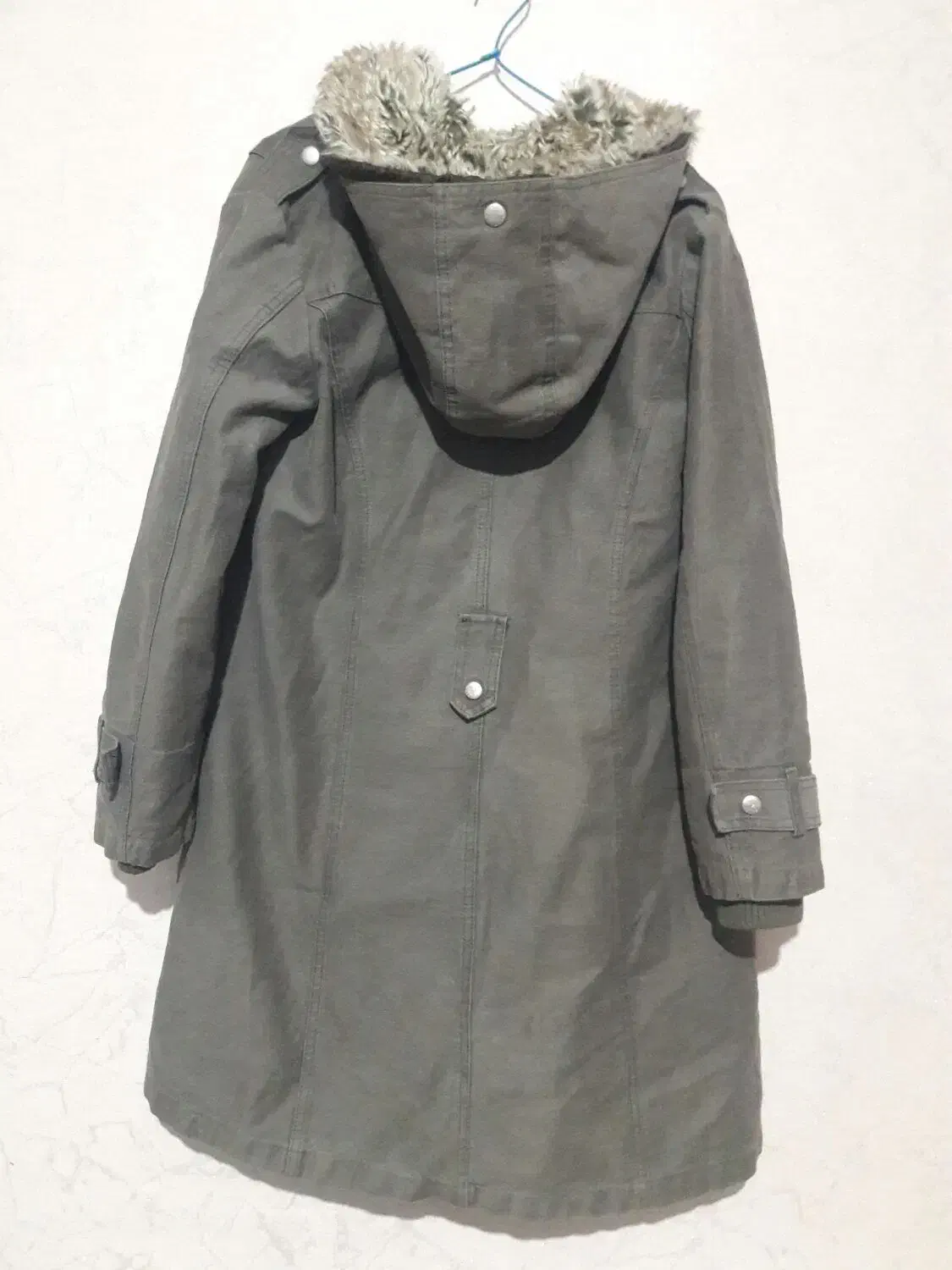 تعدادی لباس زنانه مردانه مانتو پالتو قیمت مناسب|لباس|شاهین‌شهر, شهرک پردیس|دیوار