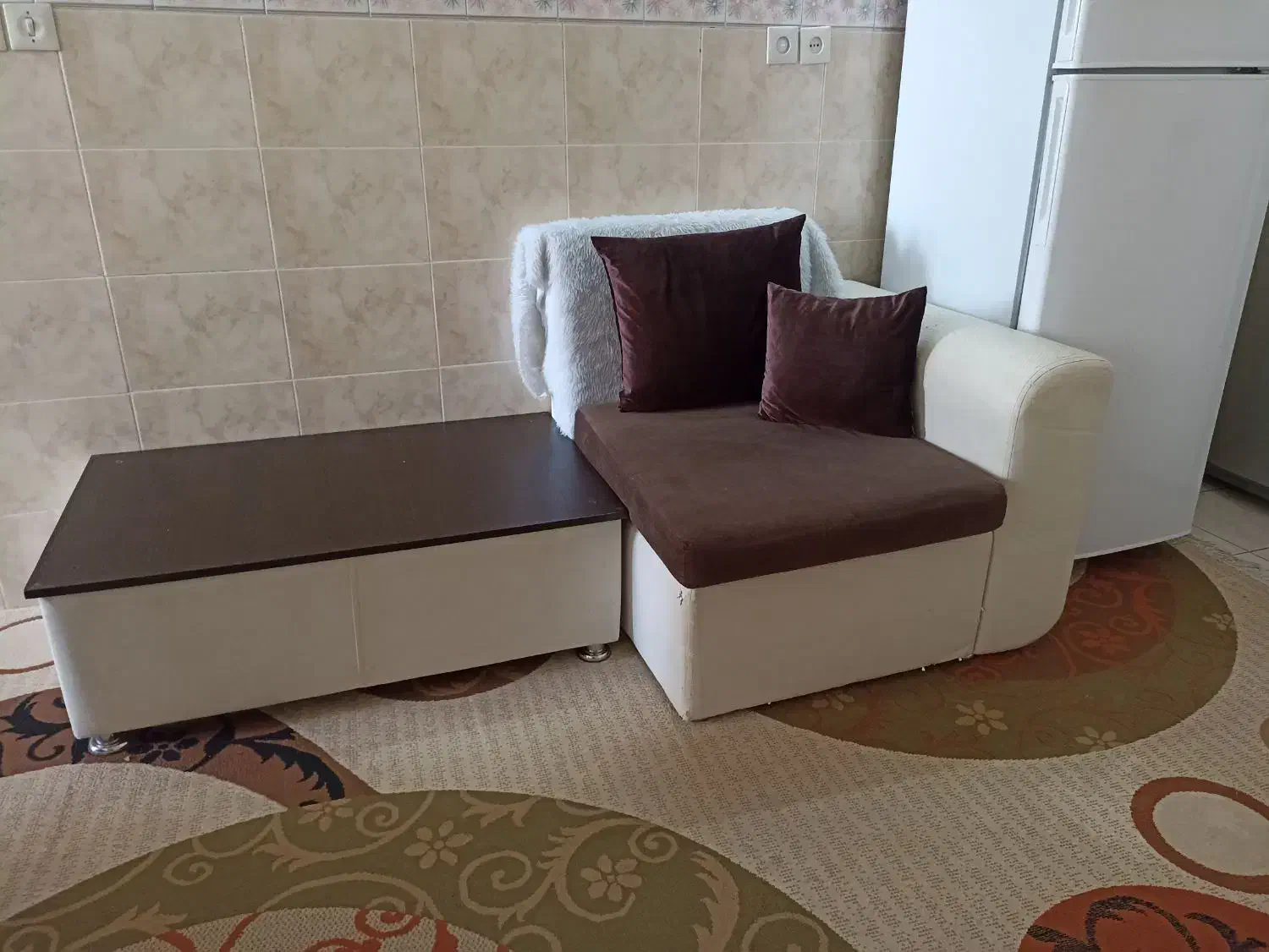 مبل تک نفره و دو کوسن، به همراه گل میز بزرگ|مبلمان خانگی و میز عسلی|شیراز, شهرک سعدی|دیوار