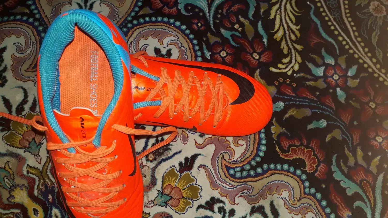 کفش چمن|کیف، کفش، کمربند|سرباز, |دیوار