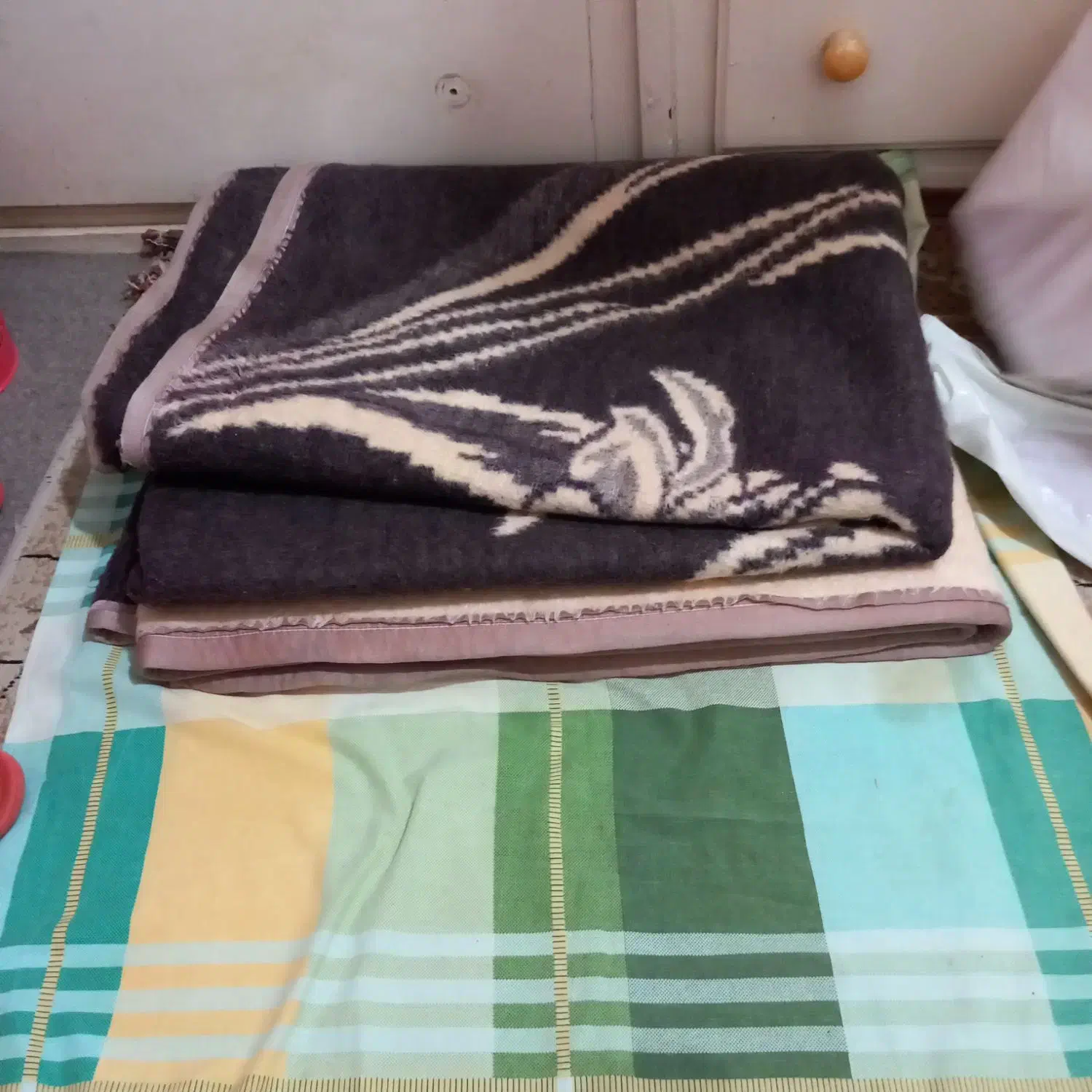 چند عدد پتو|رختخواب، بالش، پتو|بابل, |دیوار