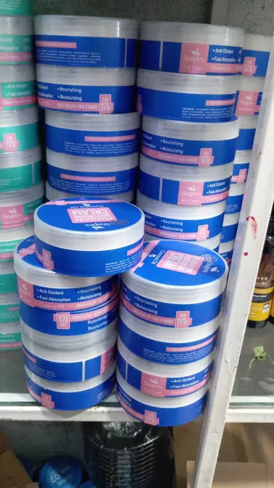 مقداری لوازم ارایشی|آرایشی، بهداشتی، درمانی|لردگان, |دیوار