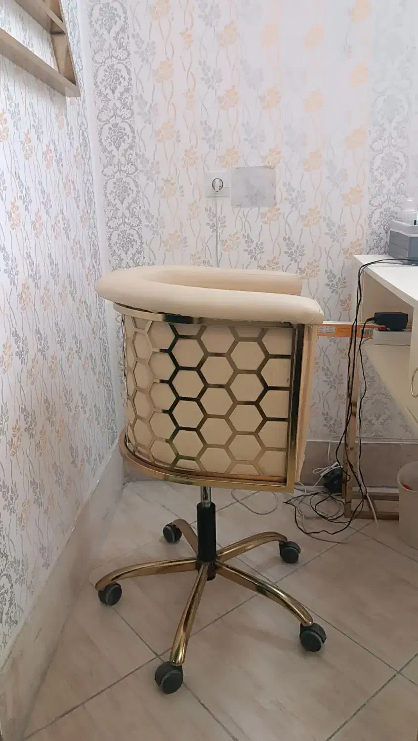 میز ناخن|آرایشگاه و سالنهای زیبایی|بیرجند, |دیوار