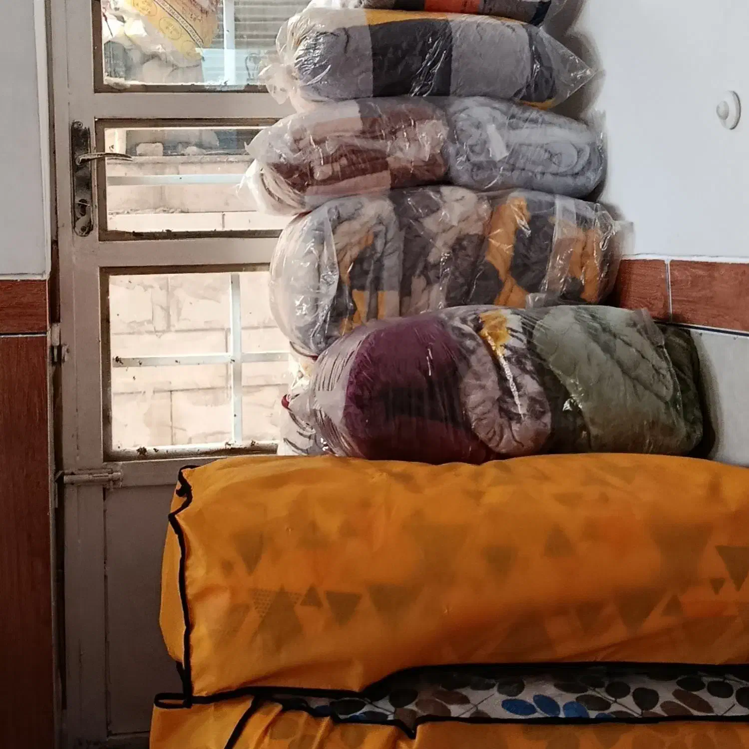 فروش ویژه تشک مسافرتی|رختخواب، بالش، پتو|فسا, |دیوار