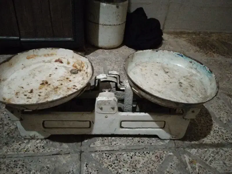 ترازوکفه ای، ترازوپله ای، ترازو سنگی، ترازوقدیمی|کلکسیون اشیاء عتیقه|مشهد, کارگران|دیوار