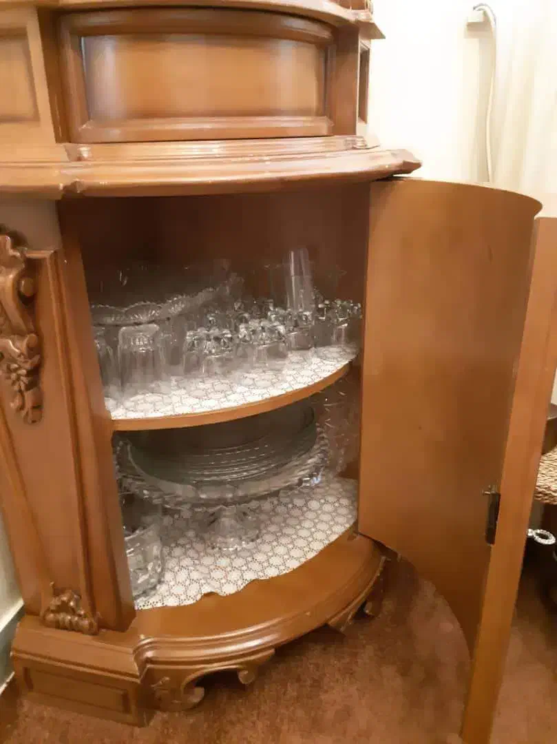 بوفه ویترین دار از چوب گردو با منبت کاری|بوفه، ویترین، کنسول|ری, علایین|دیوار