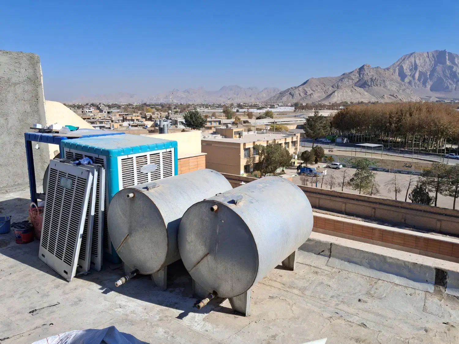 بالابر ساختمانی و2عدد تانک آب 500لیتری|مصالح و تجهیزات ساختمان|فلاورجان, |دیوار