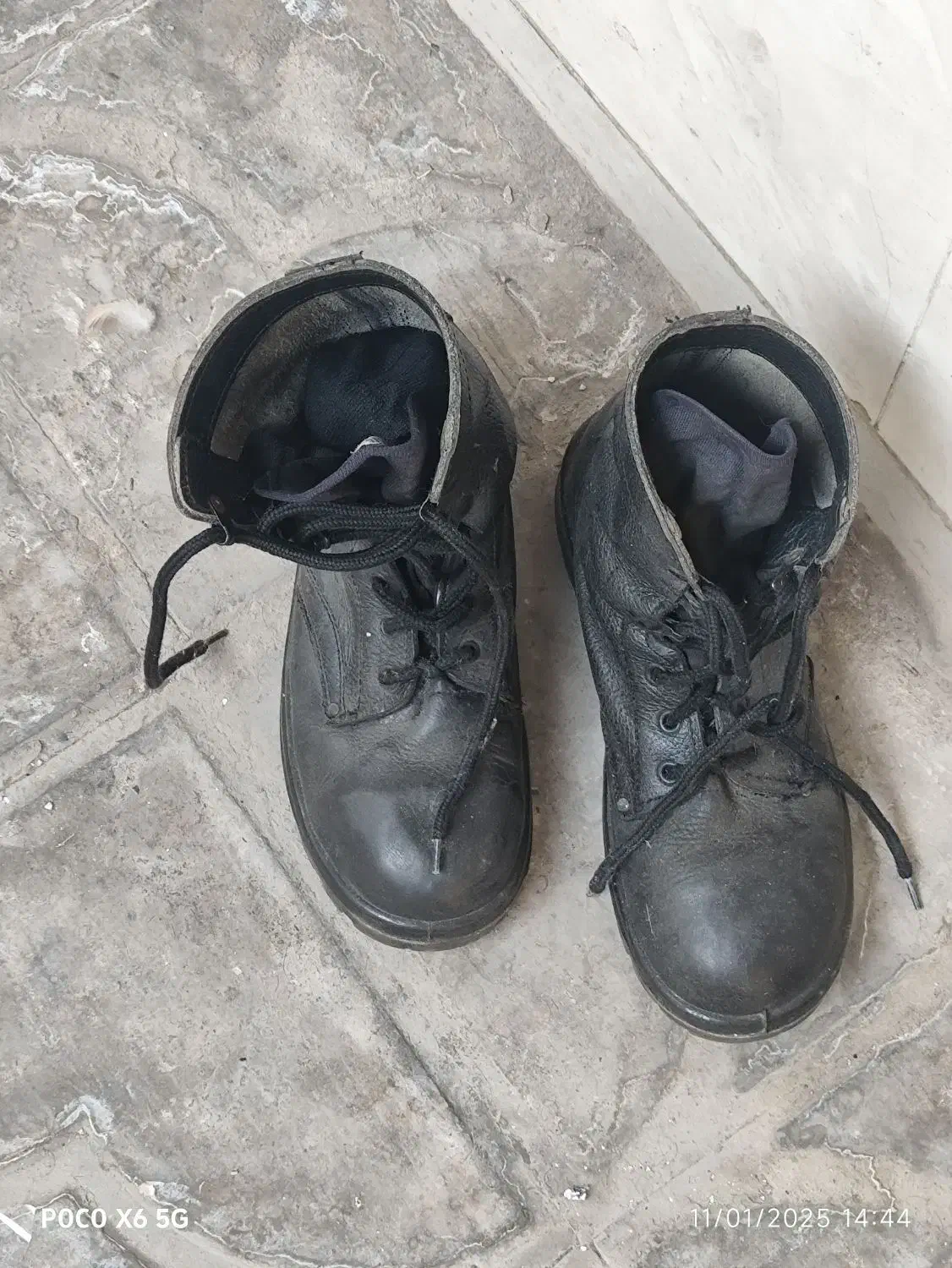 پوتین سربازی بهمن|کیف، کفش، کمربند|شیراز, گود عربان|دیوار