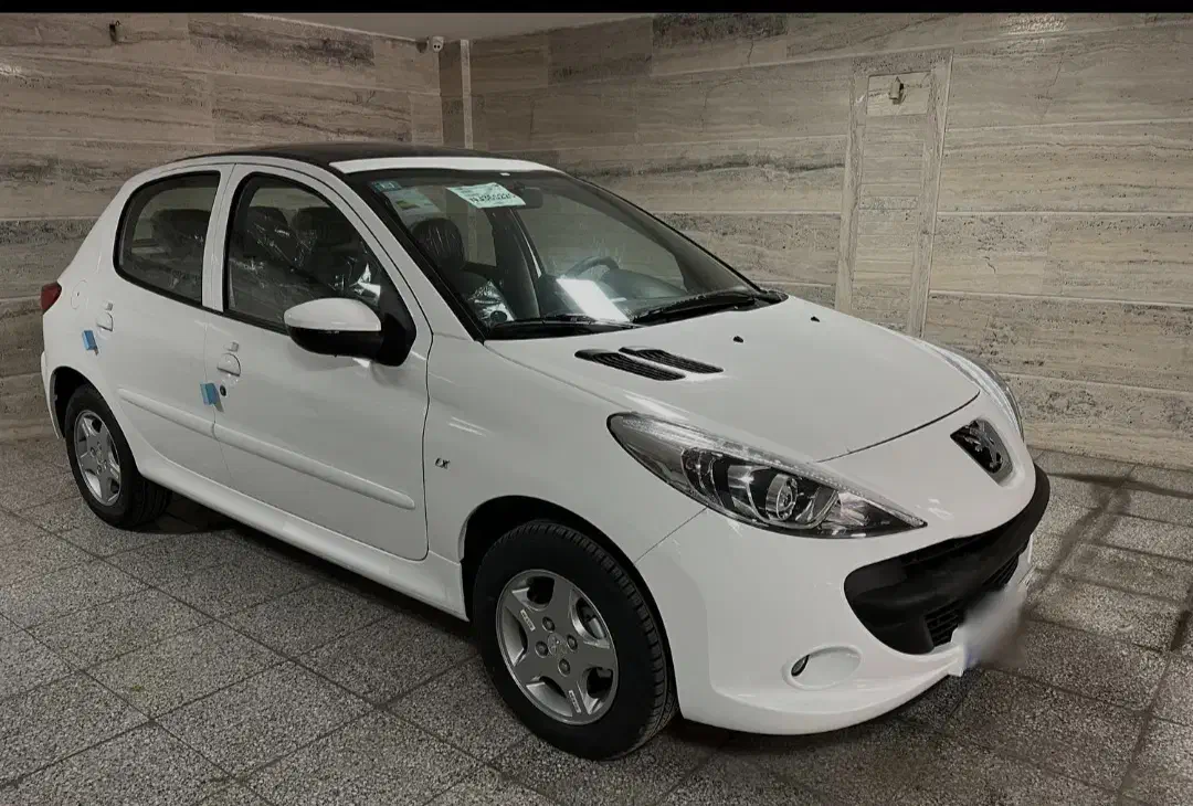 پژو۲۰۷iمدل۱۴۰۲ارتقایافته بدون‌رنگ درحدصفر|خودرو سواری و وانت|شیراز, شیشه‌گری|دیوار