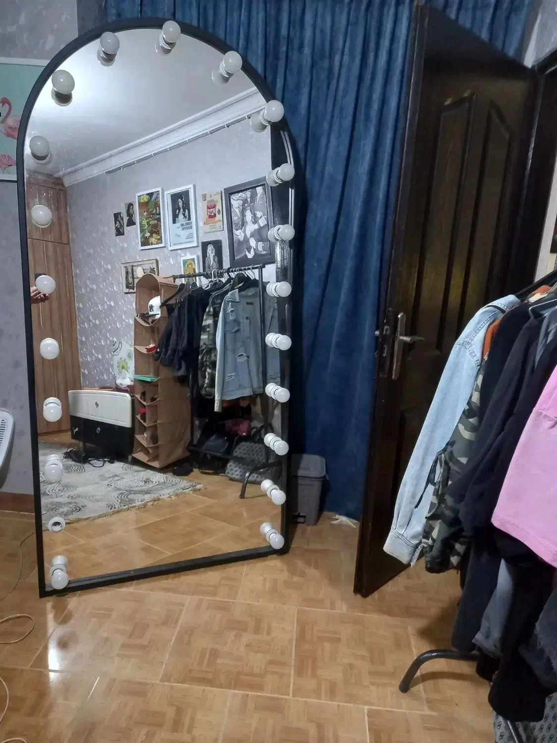 یک آینه قدی چراغدار|آرایشگاه و سالن‌های زیبایی|رشت, آب و برق|دیوار