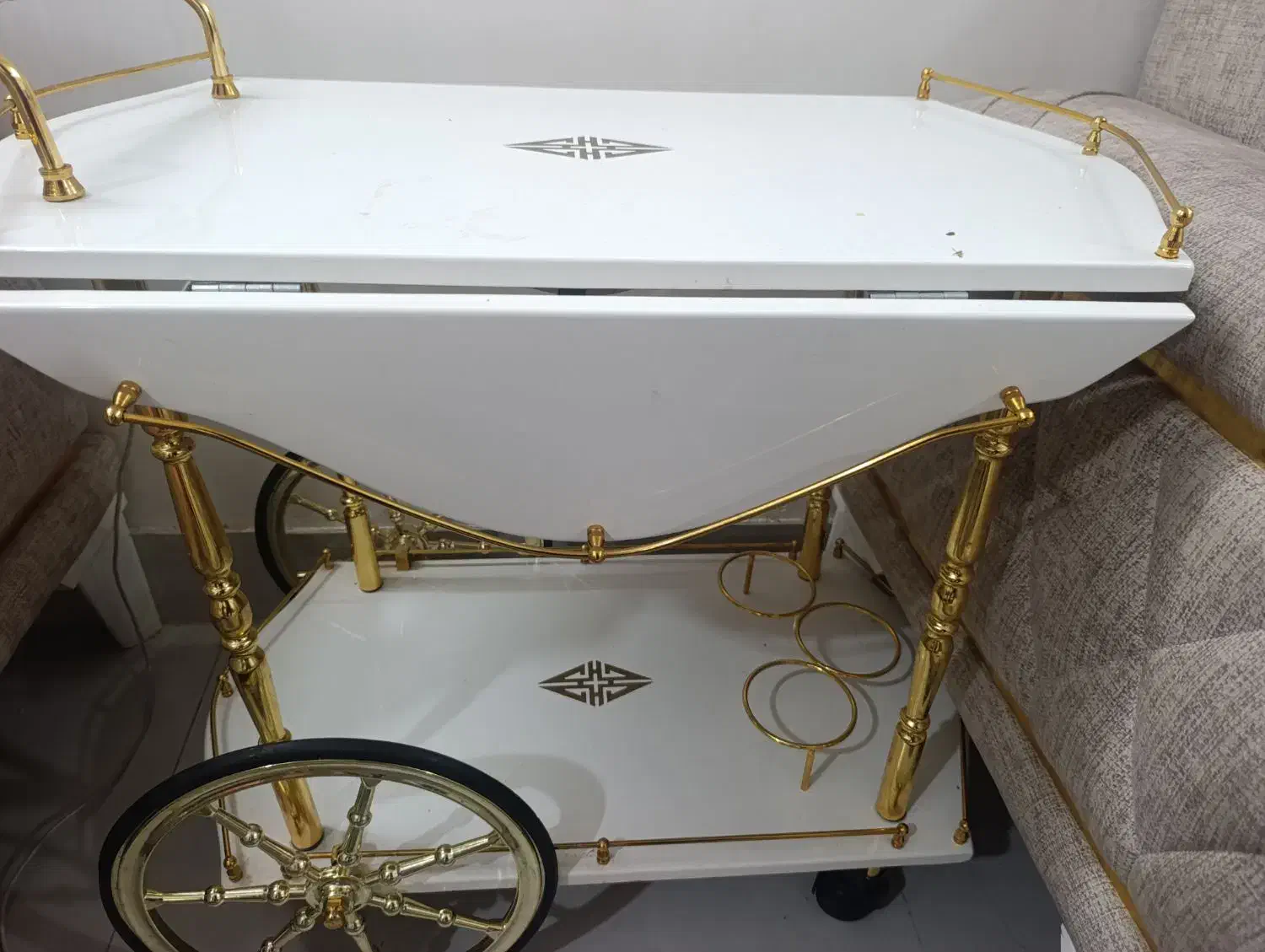 میز بار|میز تلفن|نیشابور, گنبد سبز|دیوار