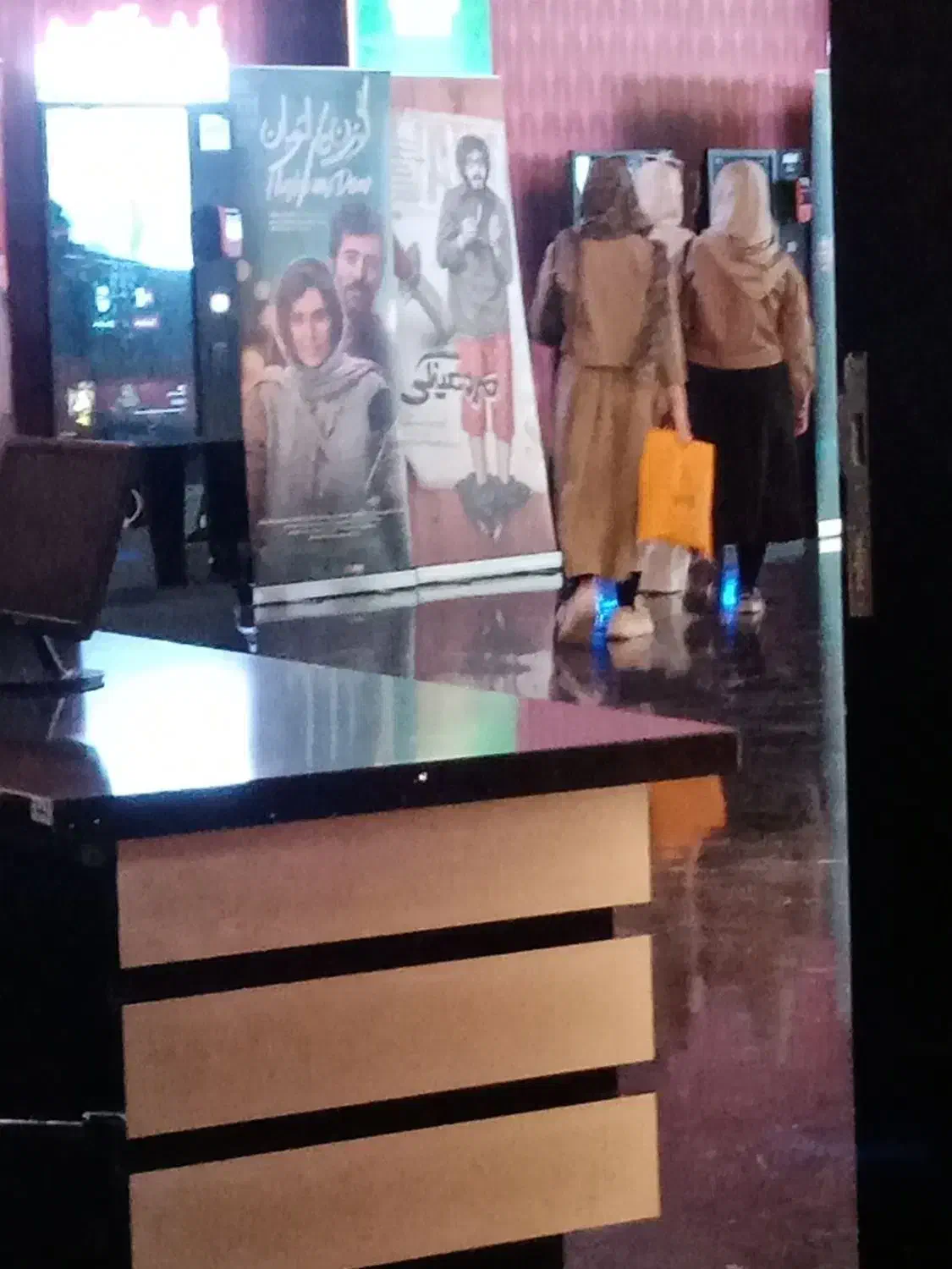 نظافت سالن‌های سینما (بازارایرانمال)|استخدام سرایداری و نظافت|تهران, شهرک چیتگر|دیوار