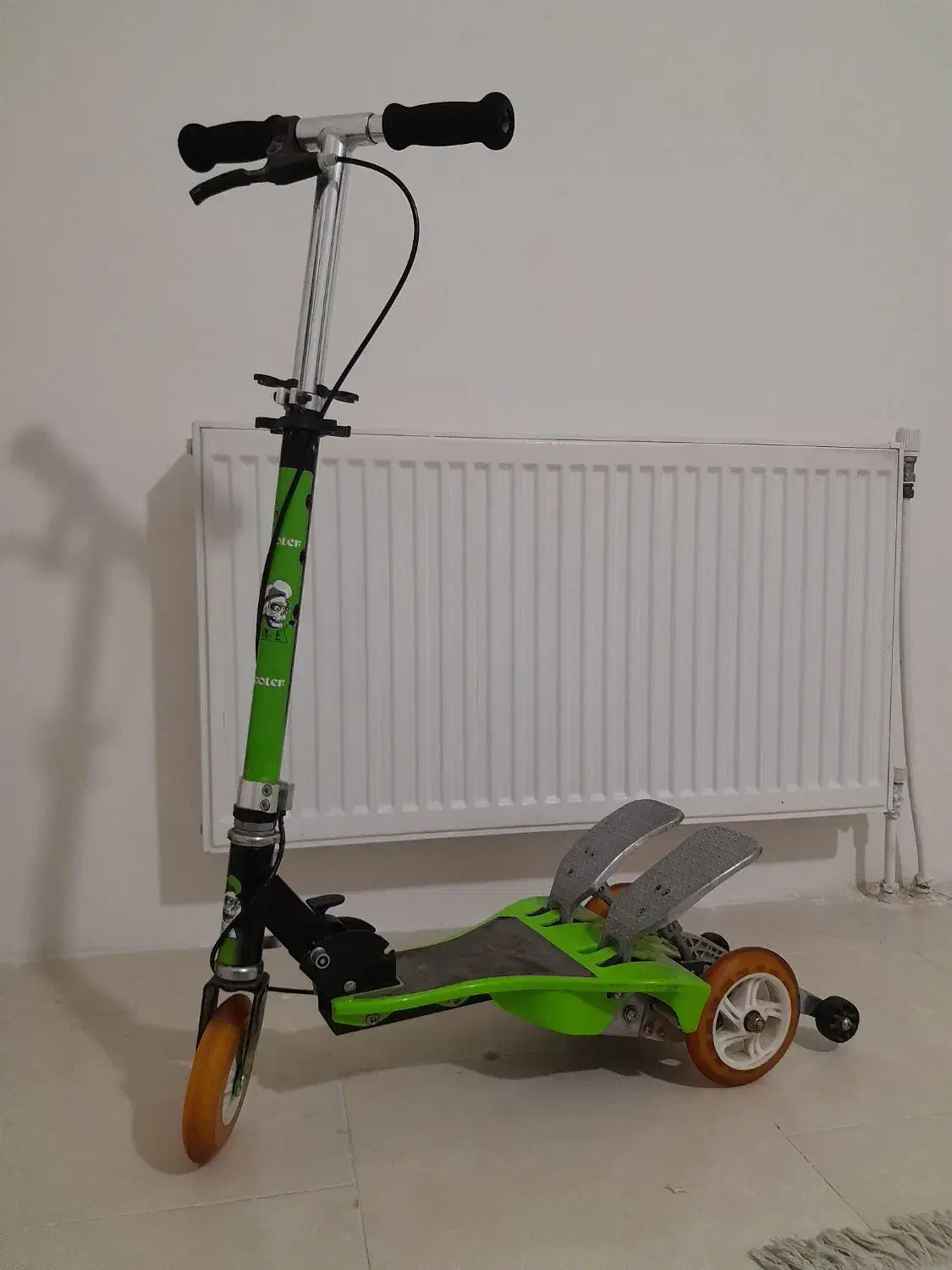 اسکوتر پدالی در حد نو|دوچرخه، اسکیت، اسکوتر|پرند, فاز ۶|دیوار