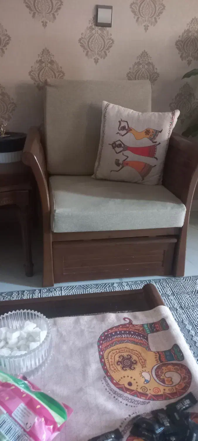 مبل نیم ست چوب روس و میز وسط ۴ نفره کشو دار|مبلمان خانگی و میز عسلی|کرج, باغستان|دیوار