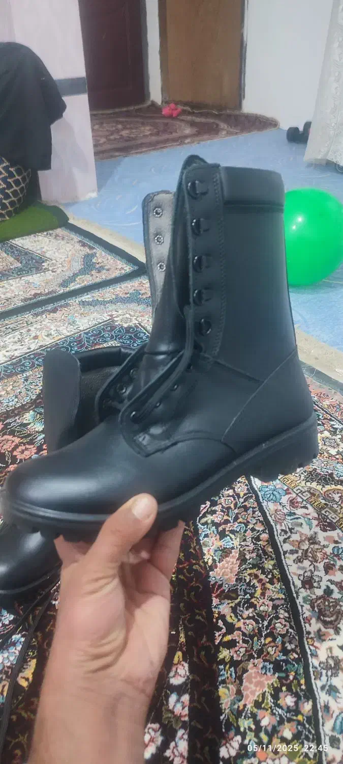 پوتین|کیف، کفش، کمربند|سیلوانه, |دیوار