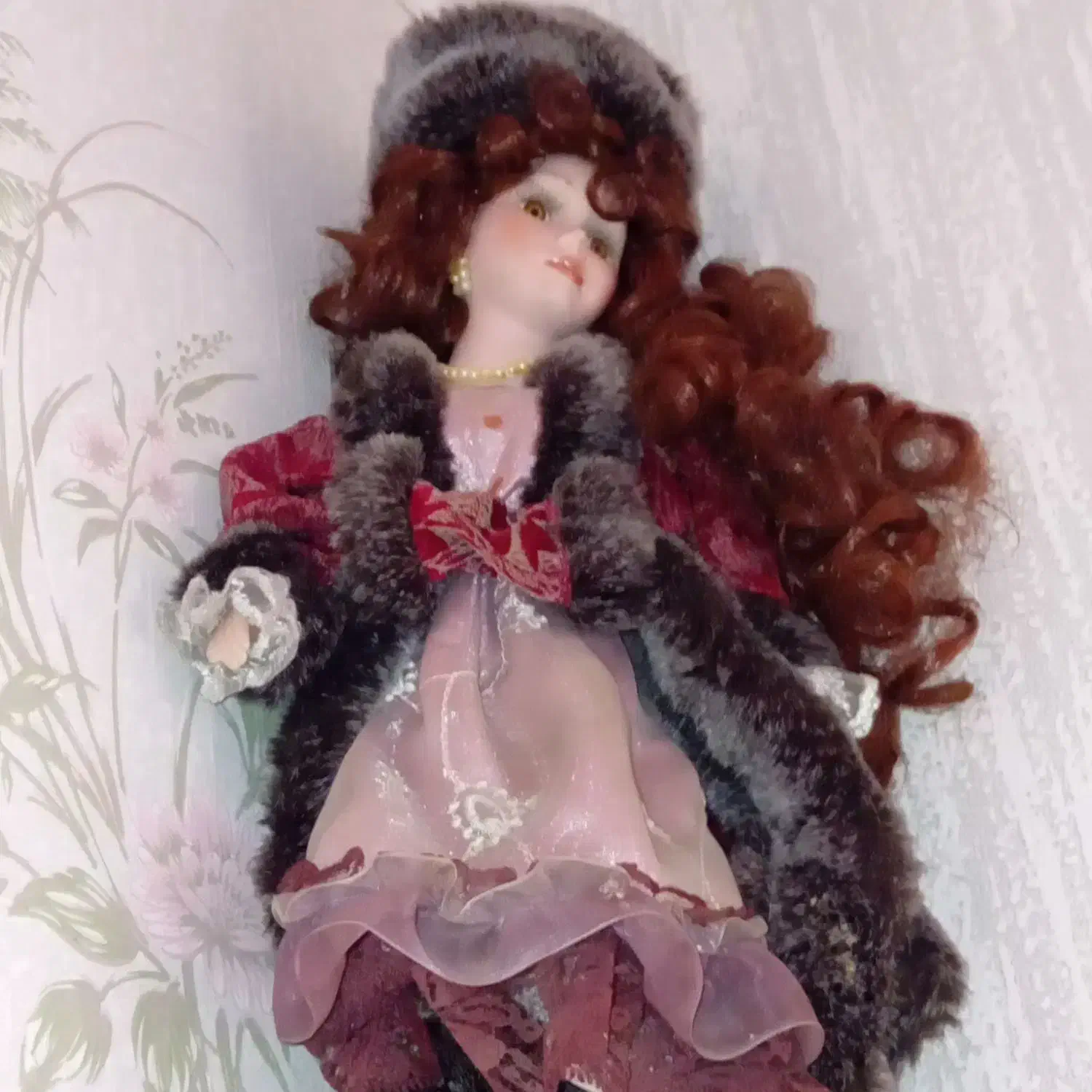 تعدادی عروسک خارجی|اسباببازی|پیشوا, |دیوار