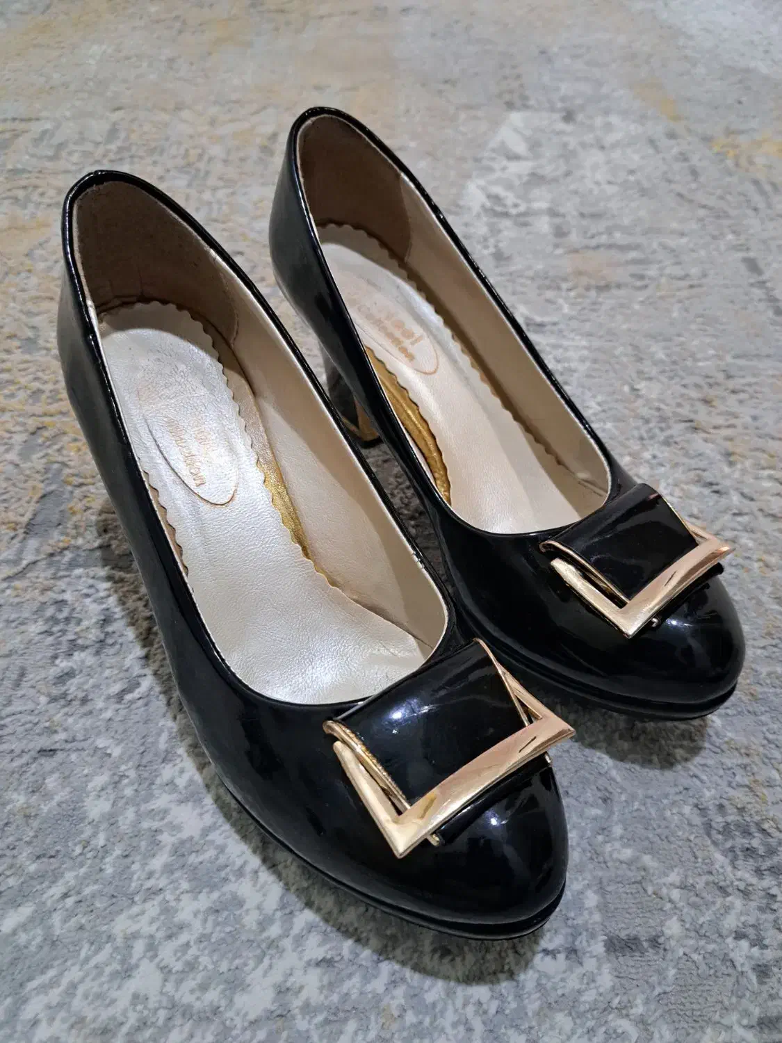 کفش مجلسی|کیف، کفش، کمربند|اندیشه, اندیشه فاز ۶|دیوار