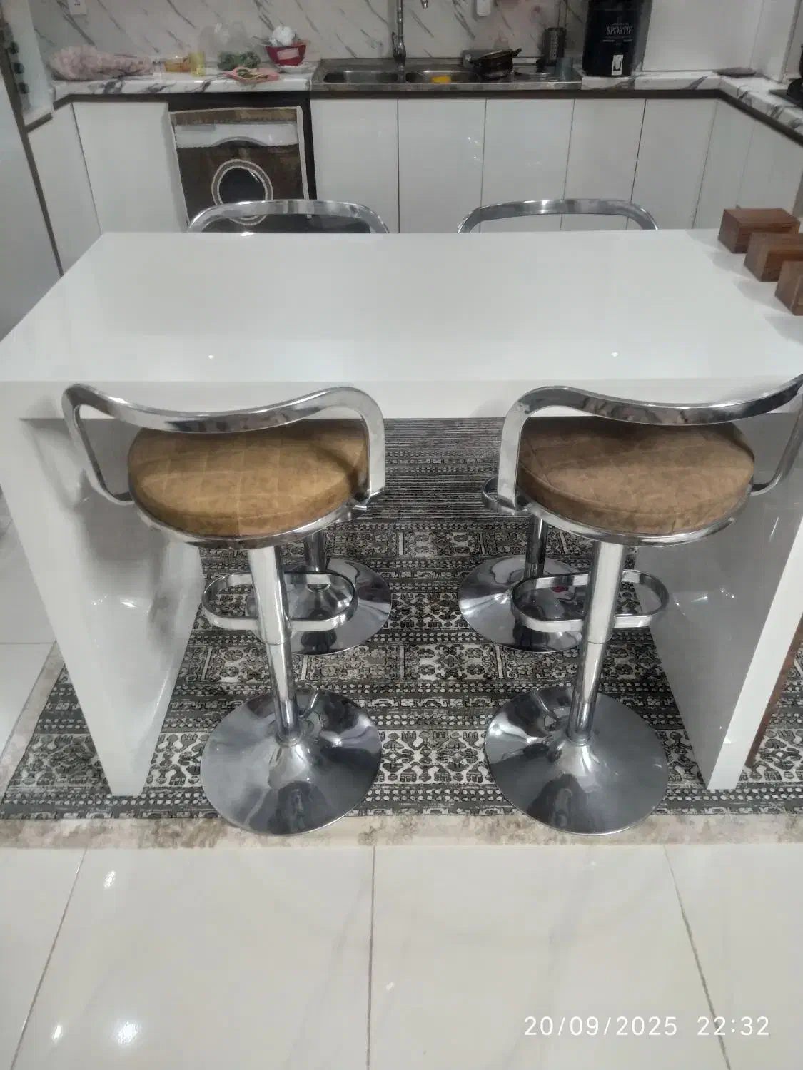 میز ناهار خوری.جزیره|میز و صندلی غذاخوری|شاهینشهر, شهرک گلدیس|دیوار