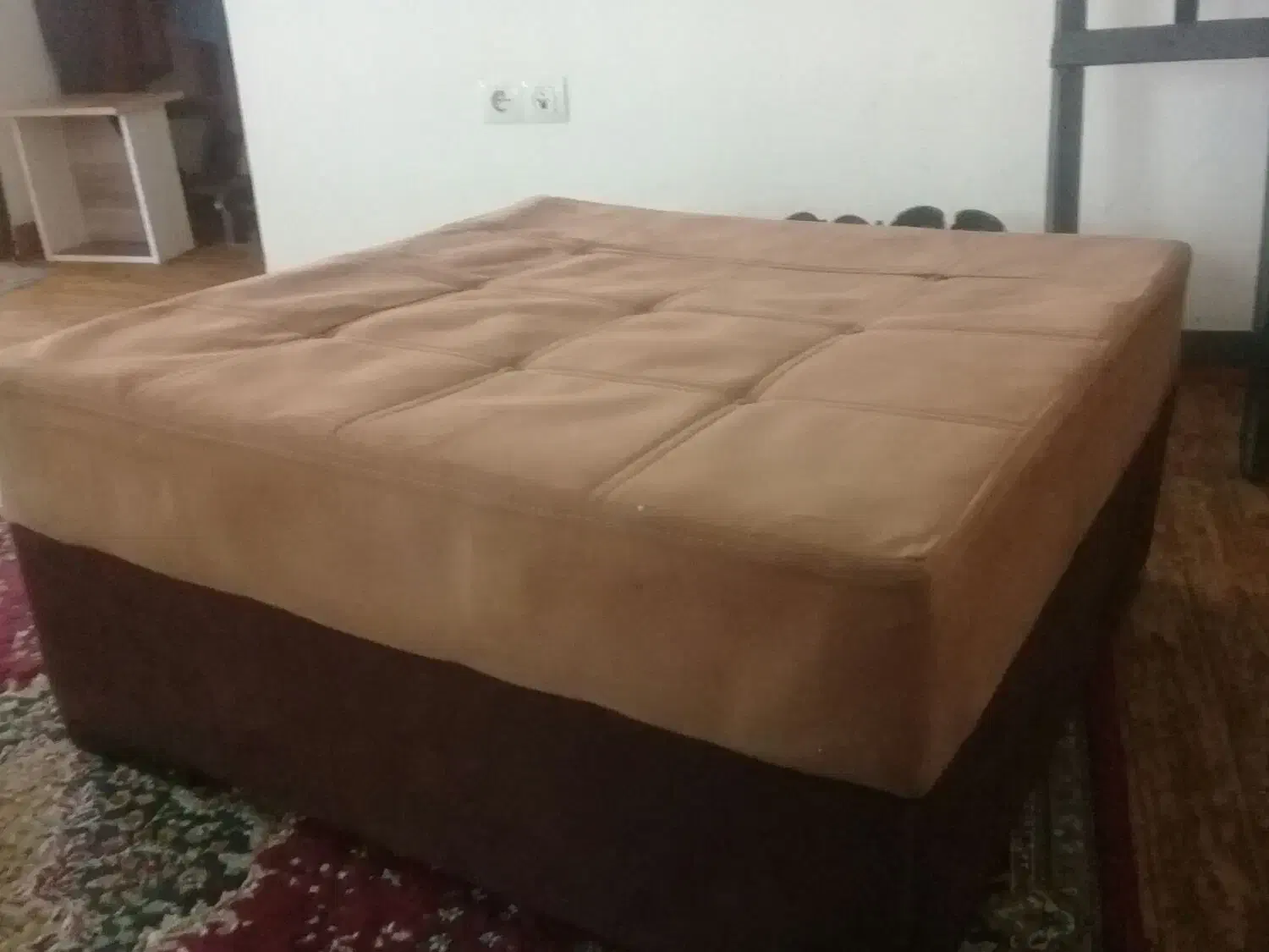 یک عددمیزوسط پارچه ای جیر خردلی ویک عددنشیمن|مبلمان خانگی و میز عسلی|تالش, تالش|دیوار