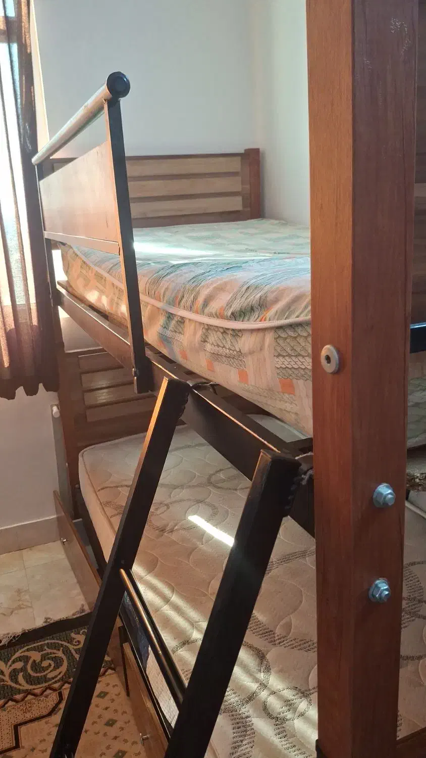 تخت دوطبقه جنس فلزوچوب درحد نو|تخت و سرویس خواب|گرمسار, |دیوار
