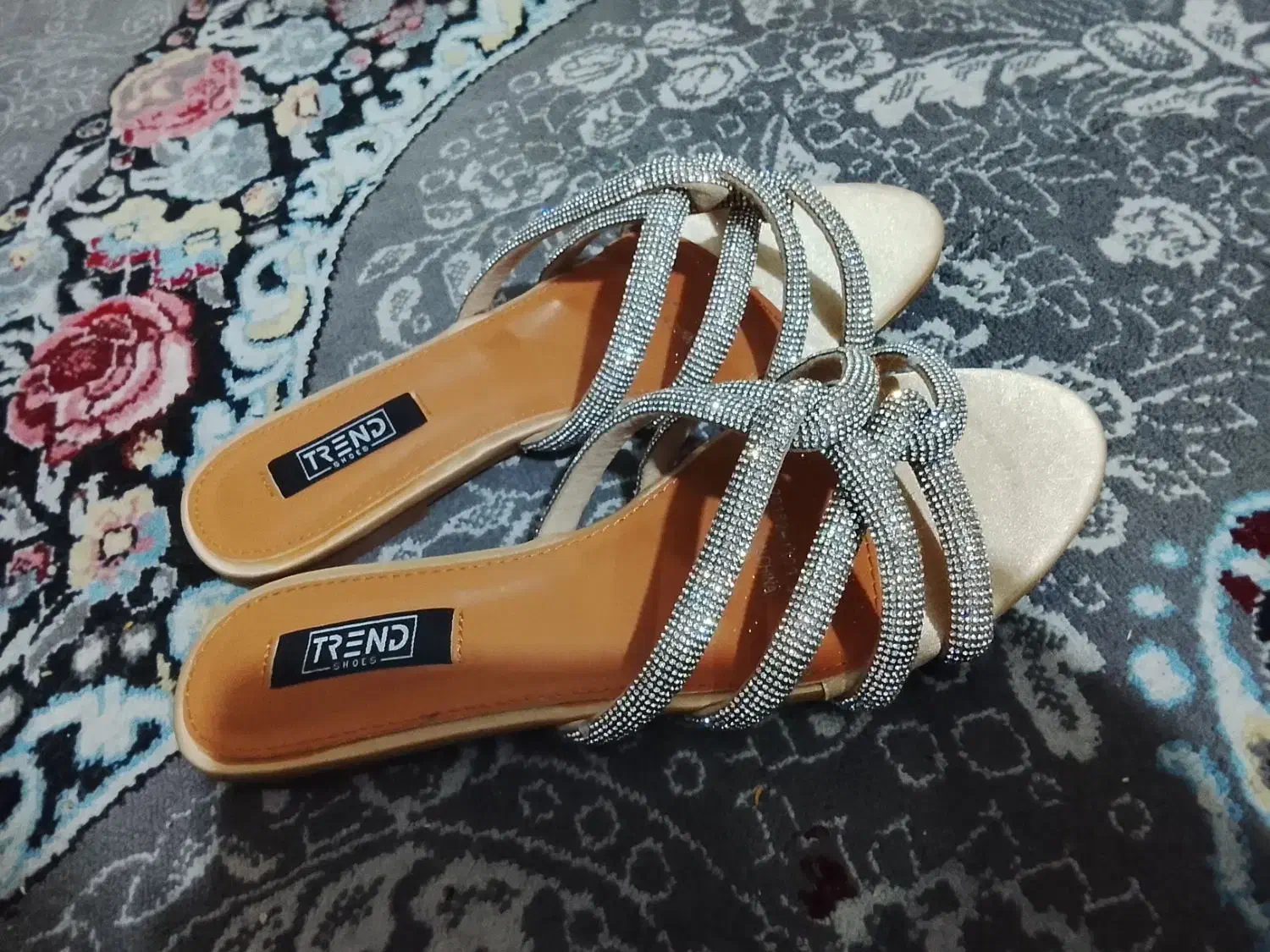 یک جفت دمپایی|کیف، کفش، کمربند|مشهد, کوشش|دیوار