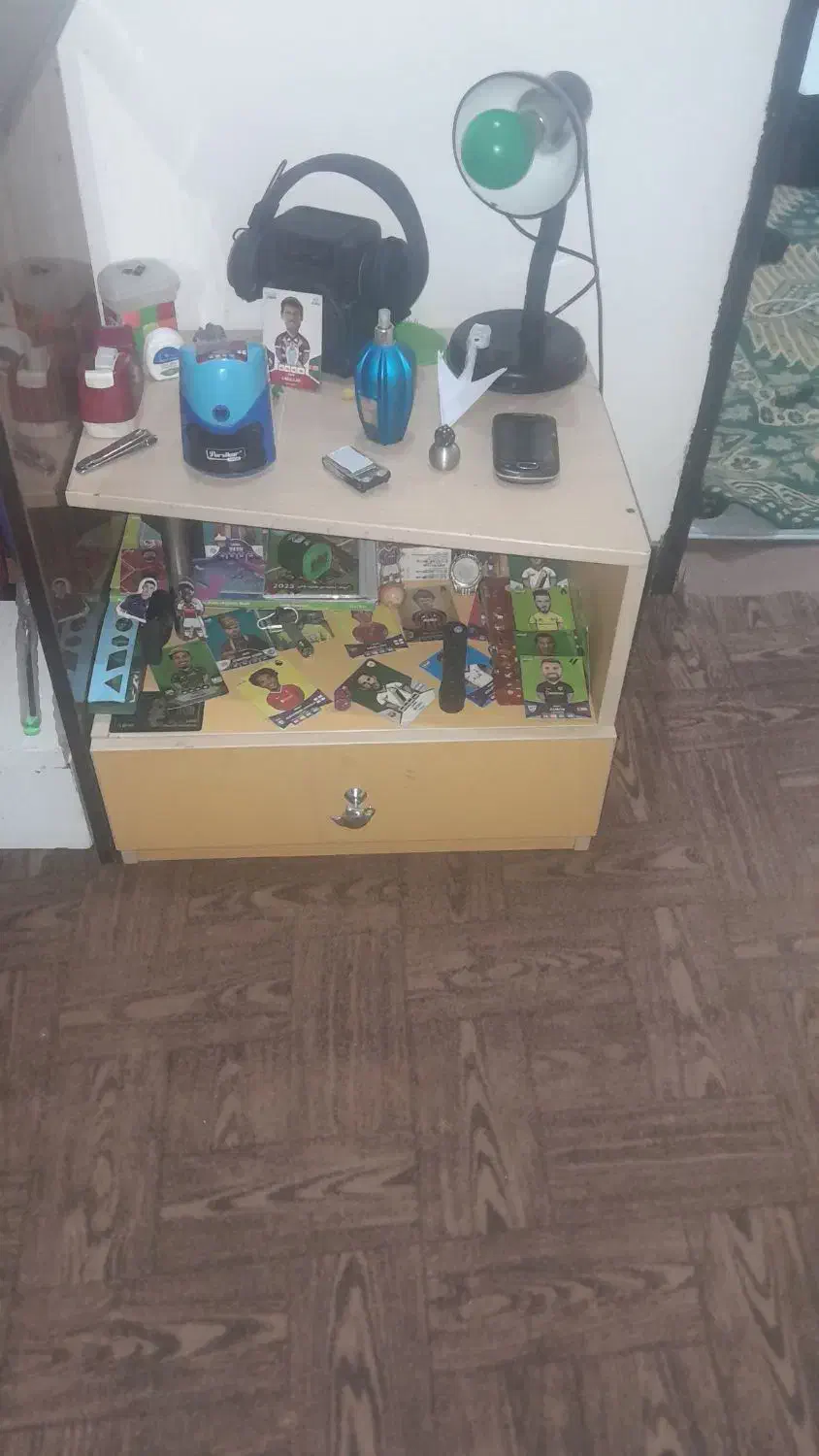 تخت خواب یک نفره با میز پا تختی|تخت و سرویس خواب|فولادشهر, A3|دیوار