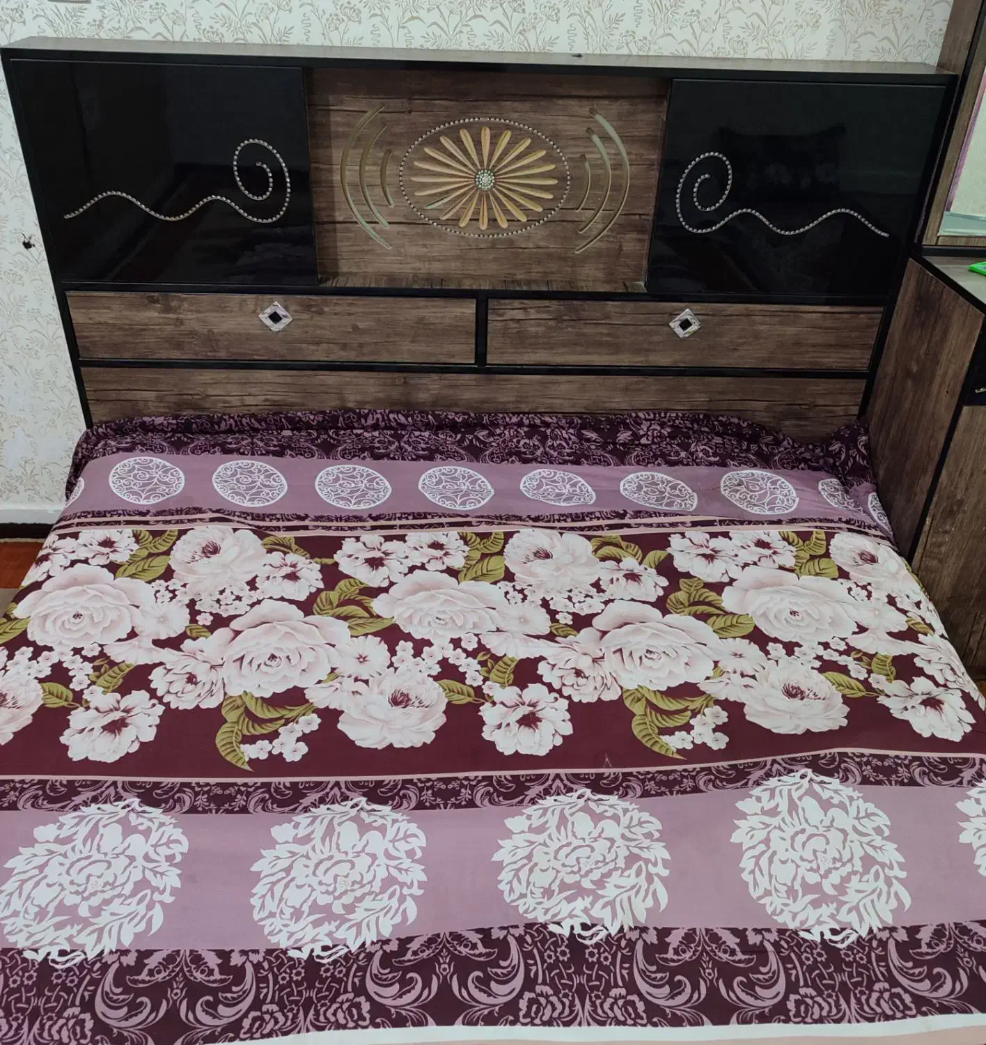 تختخواب دونفره و میز آرایش|تخت و سرویس خواب|شوشتر, |دیوار