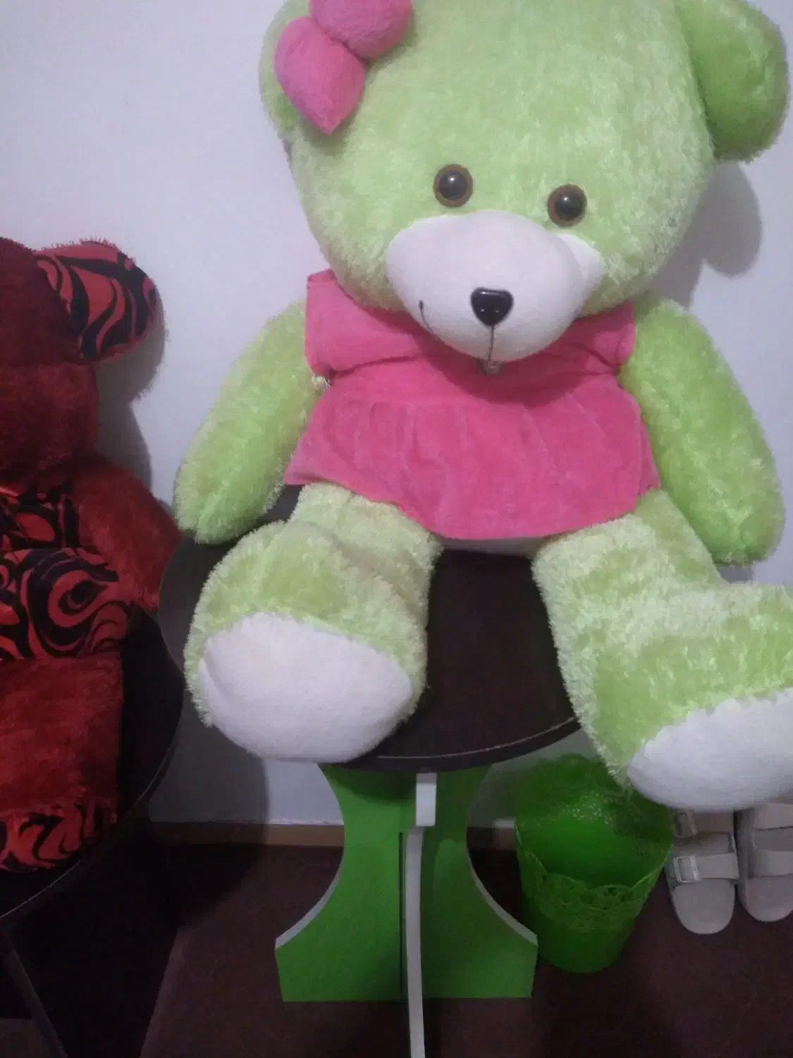 دوتا عروسک خیلی بزرگ با میزش|اسباب‌بازی بچه|شفت, |دیوار