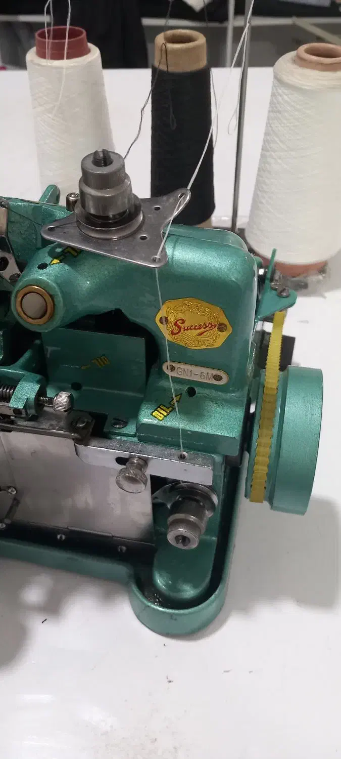 چرخ خیاطی سردوز سه نخ درحدنونو باکارتن|چرخ خیاطی و ریسندگی|شیراز, پودنک|دیوار