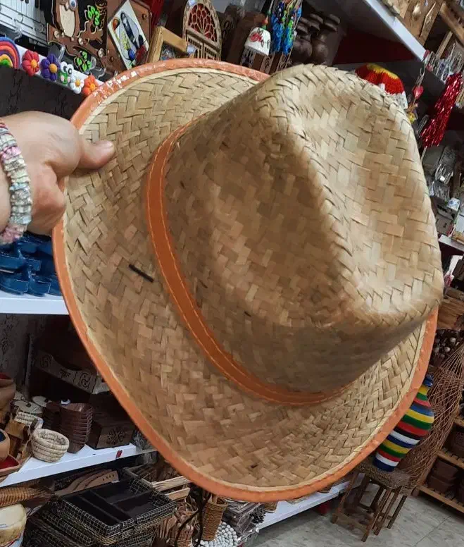 کلاه حصیری کابویی|لباس|رشت, هلال احمر|دیوار