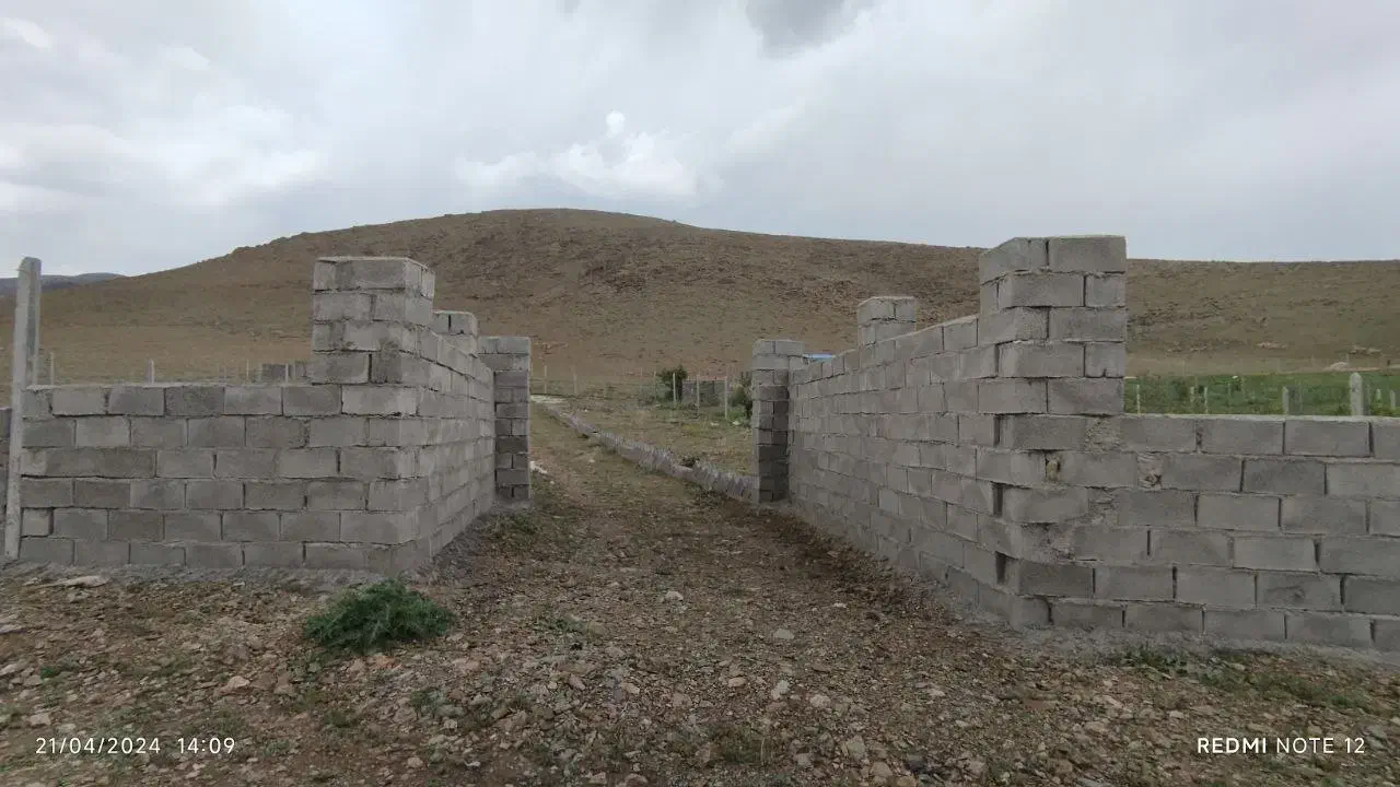 1. زمین باغی دیوارکشی و فنس‌کشی شده کنار جاده اصلی|فروش زمین و ملک کلنگی|دورود, |دیوار