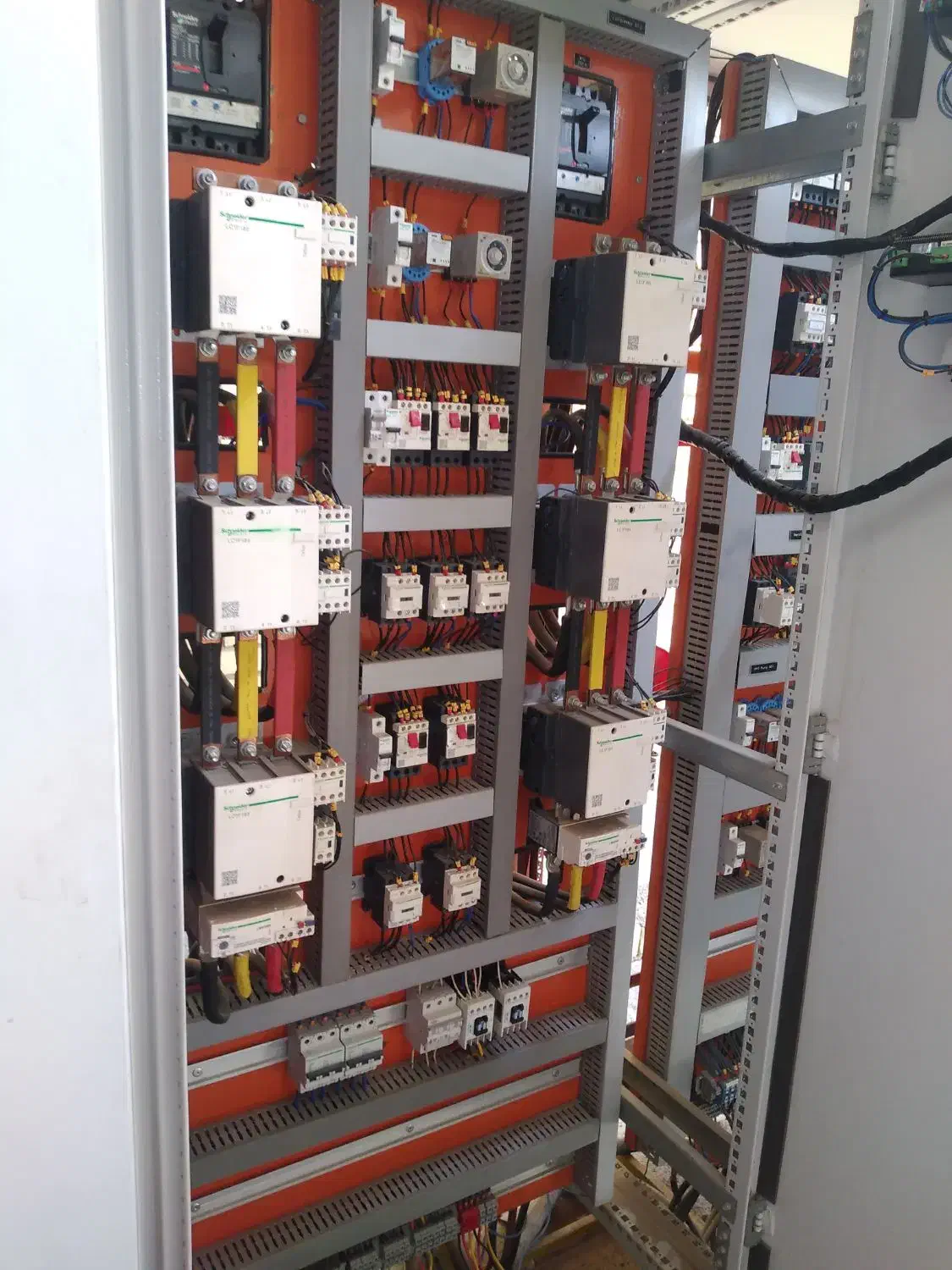 برقکار صنعتی ، برقکاری ، سیم پیچی ، تابلو برق|خدمات پیشه و مهارت|همدان, |دیوار