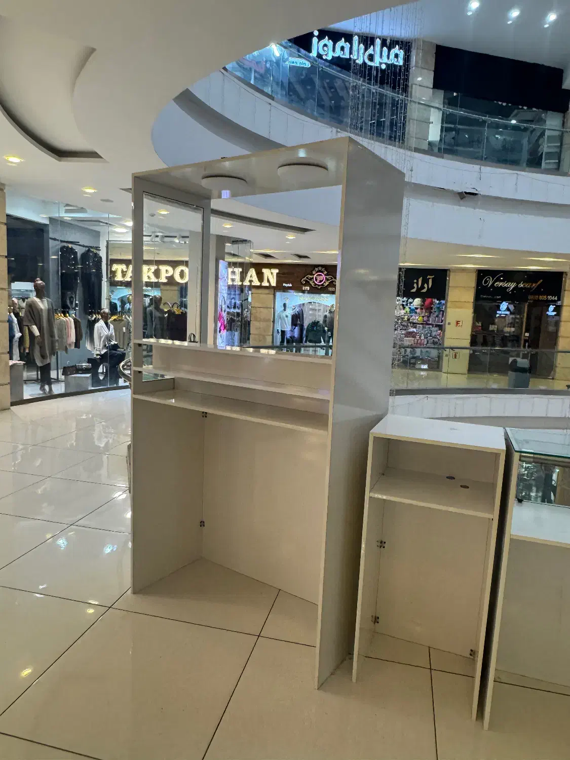 فروش فوری ویترین نو به دلیل جمع اوری غرفه|فروشگاه و مغازه|سهند, |دیوار