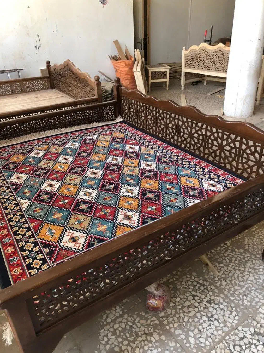 یک عدد تخت سنتی چوب چنار خشک طرح گره چینی درجه یک|مبلمان خانگی و میز عسلی|اصفهان, عباسآباد|دیوار