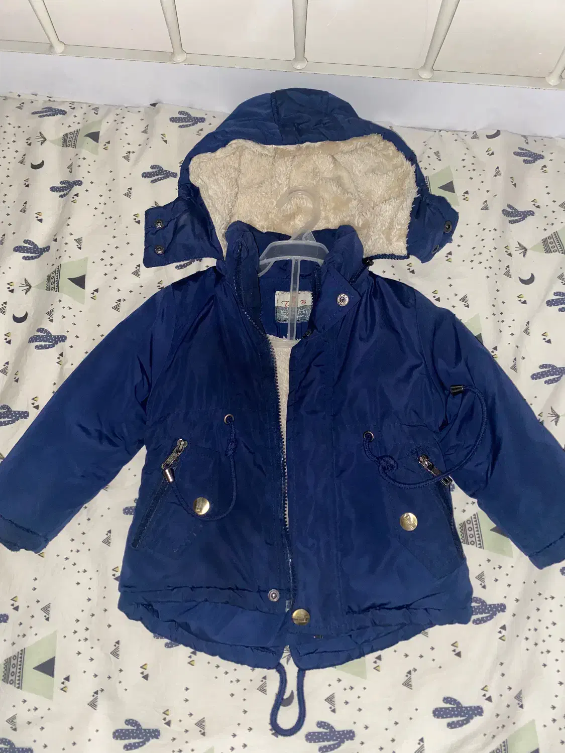 کاپشن کودک|کفش و لباس بچه|ساری, |دیوار