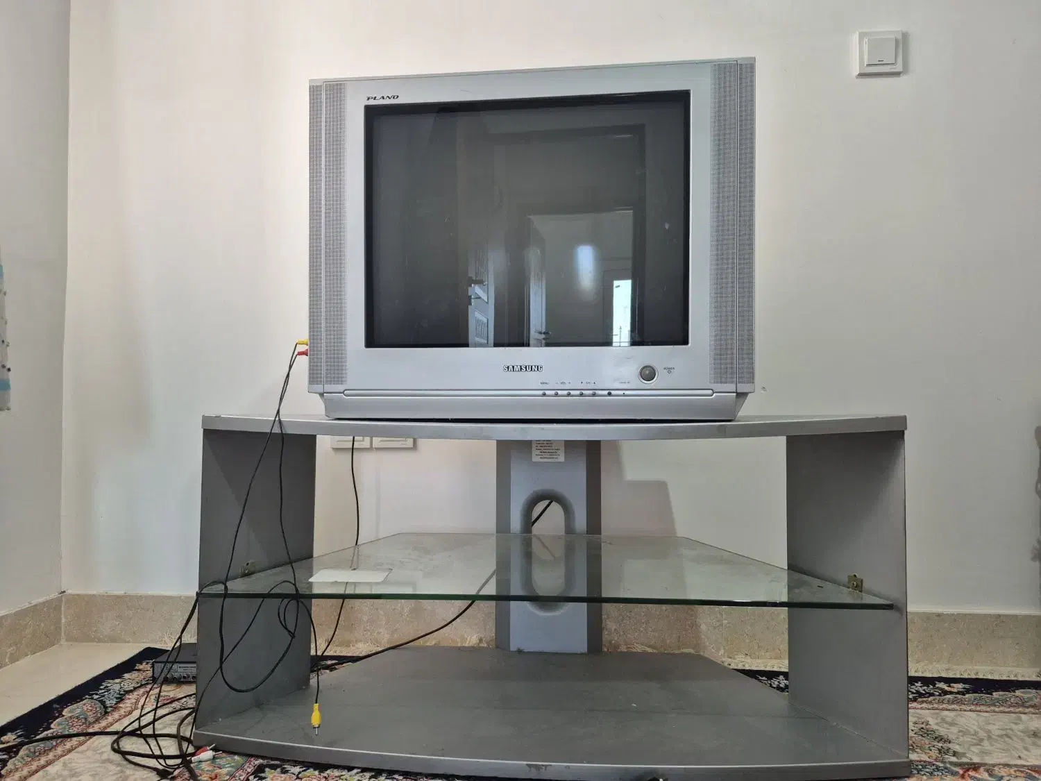 تلوزیون و میز سامسونگ قدیمی|تلویزیون و پروژکتور|بهنمیر, |دیوار